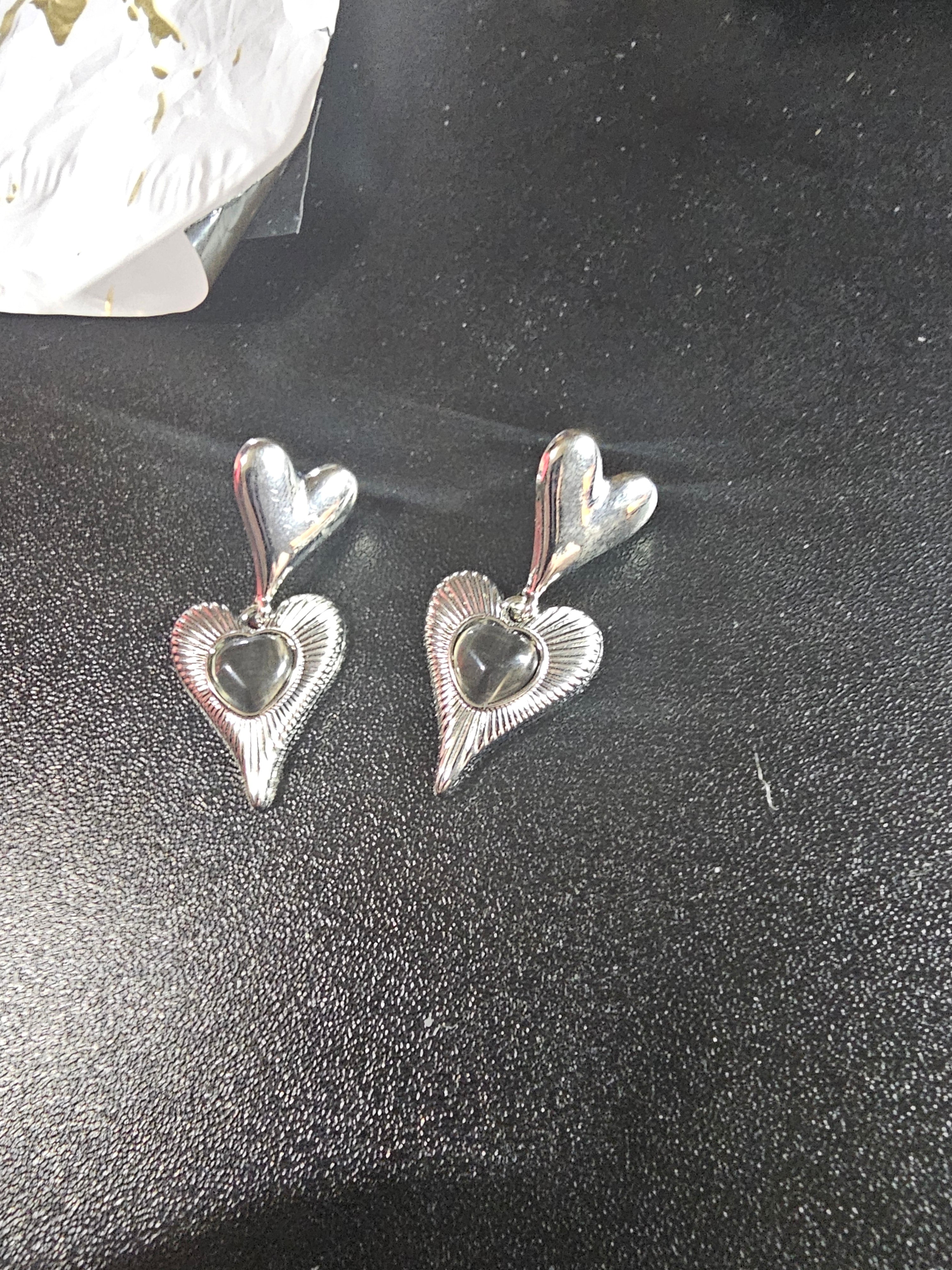 Black cat eye heart earrings